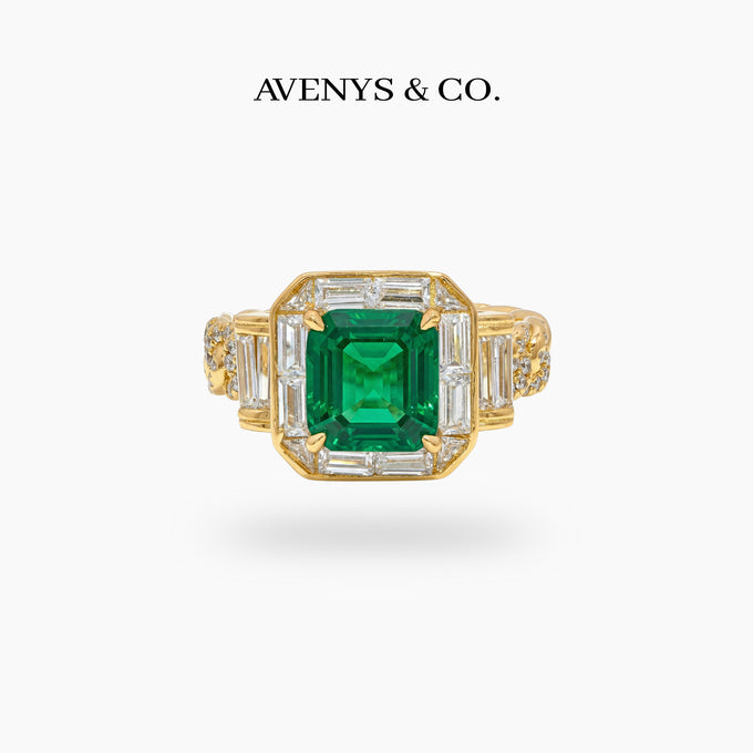 Catena Ring with Green Emerald Stone – on Yellow Gold