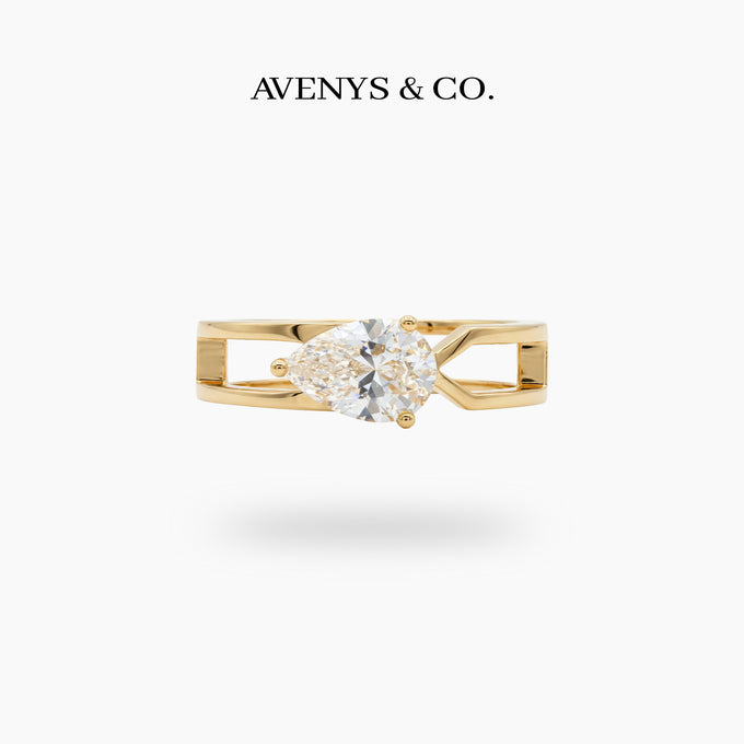 Bridge Classic Ring with White Pear Stone – on Yellow Gold
