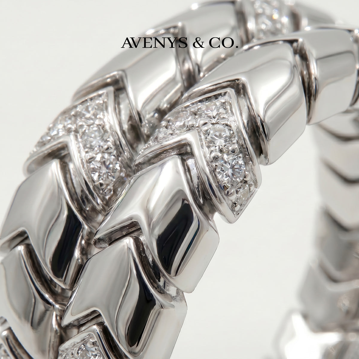 Chevron Ring with White Round Stone – on White Gold