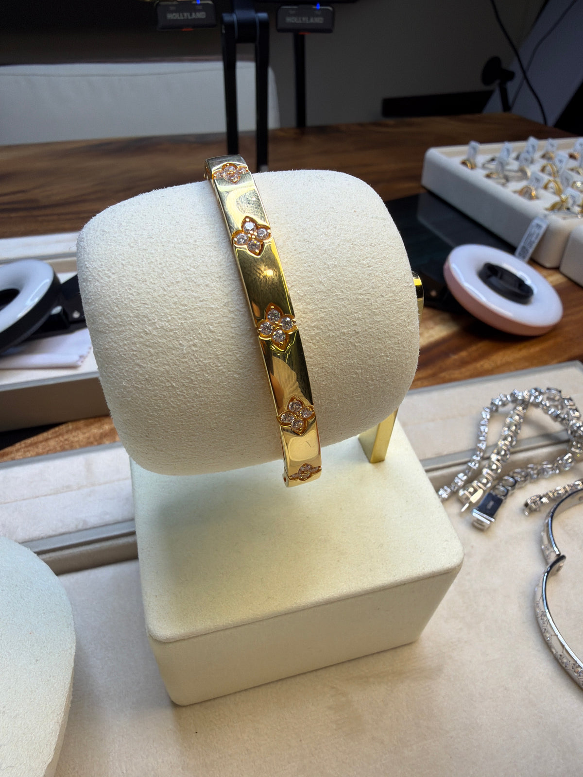 Quatrefoil Bangle with White Round Stone – on Yellow Gold