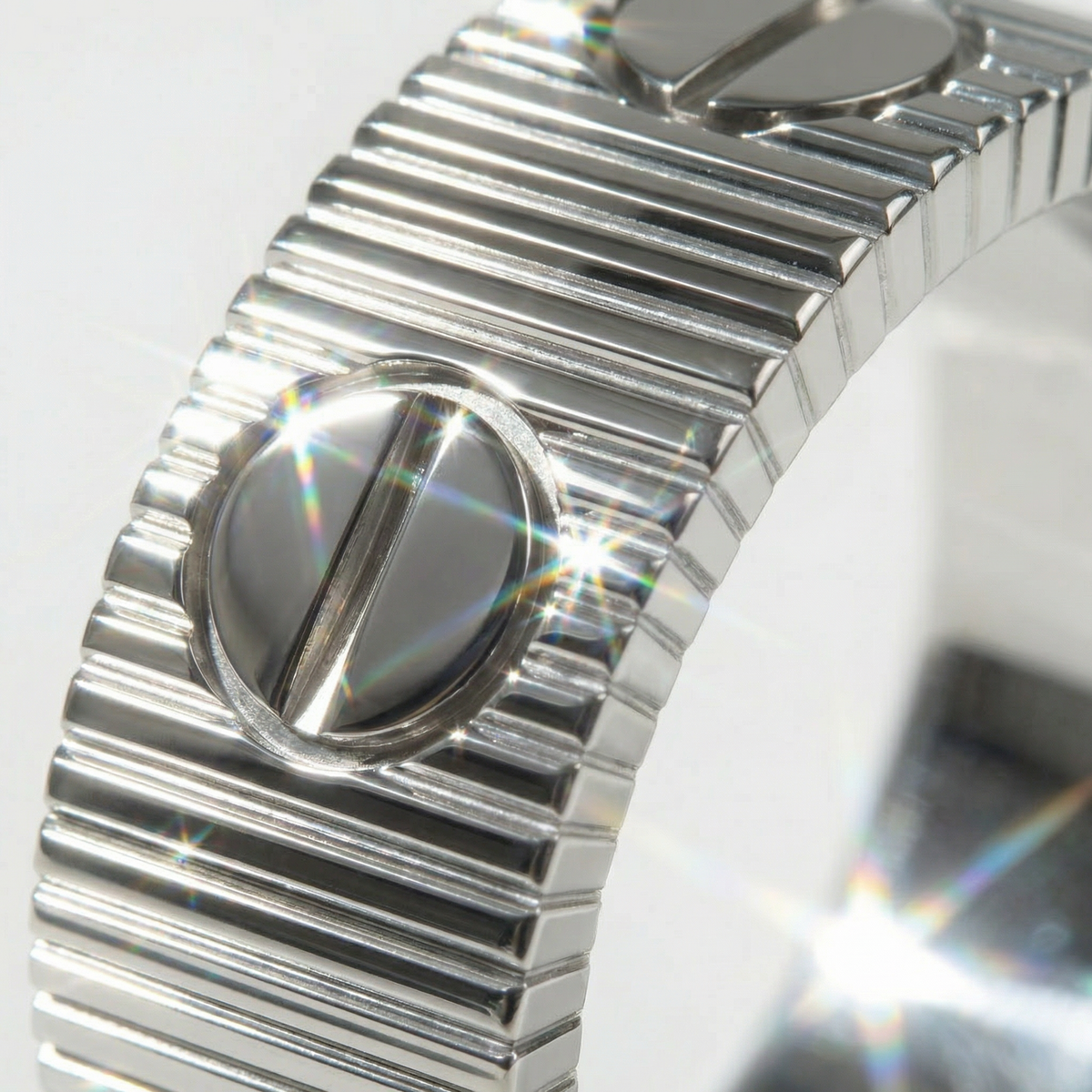 Loop Classic Ring – on White Gold