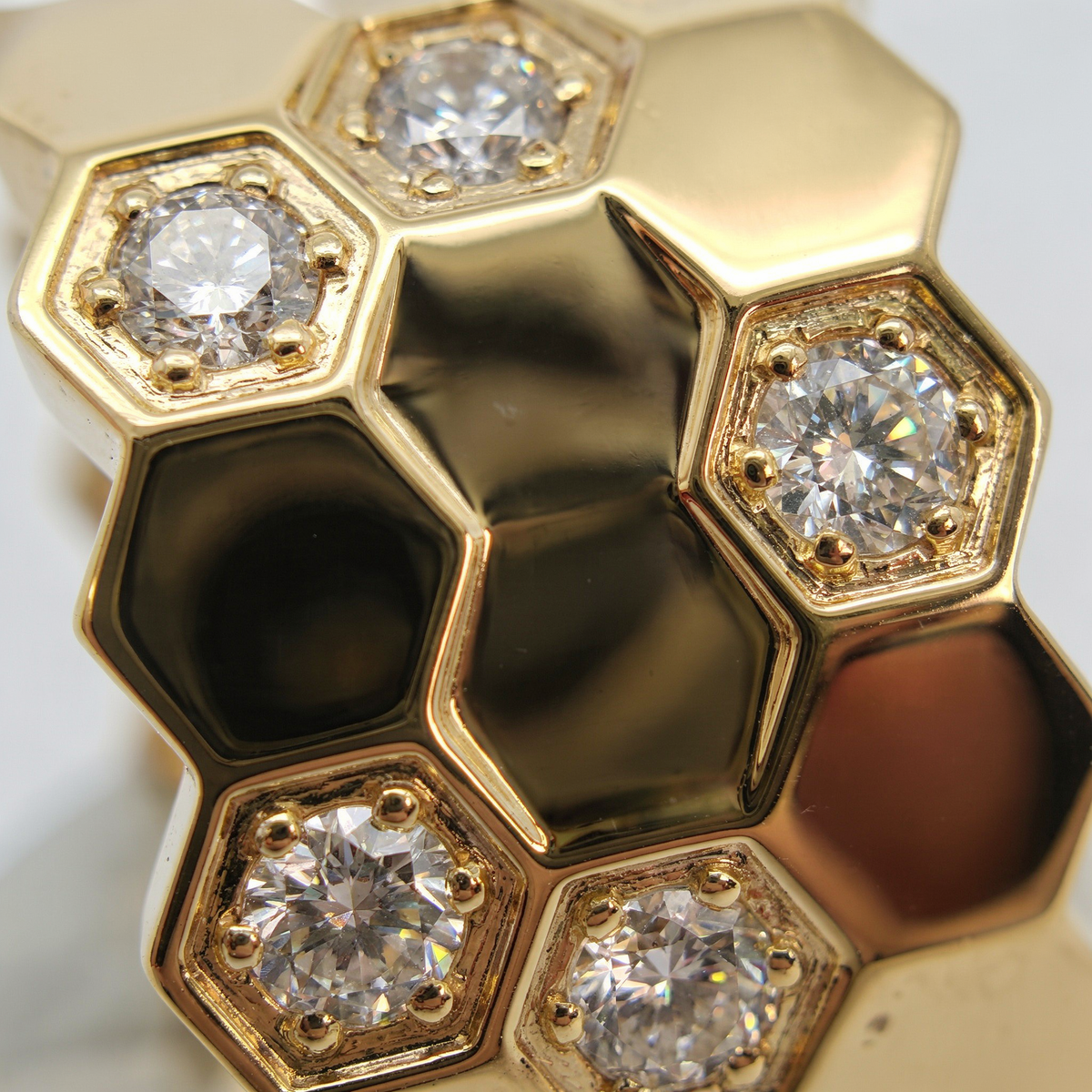 Honeycomb Necklace with White Round Stone – on Yellow Gold