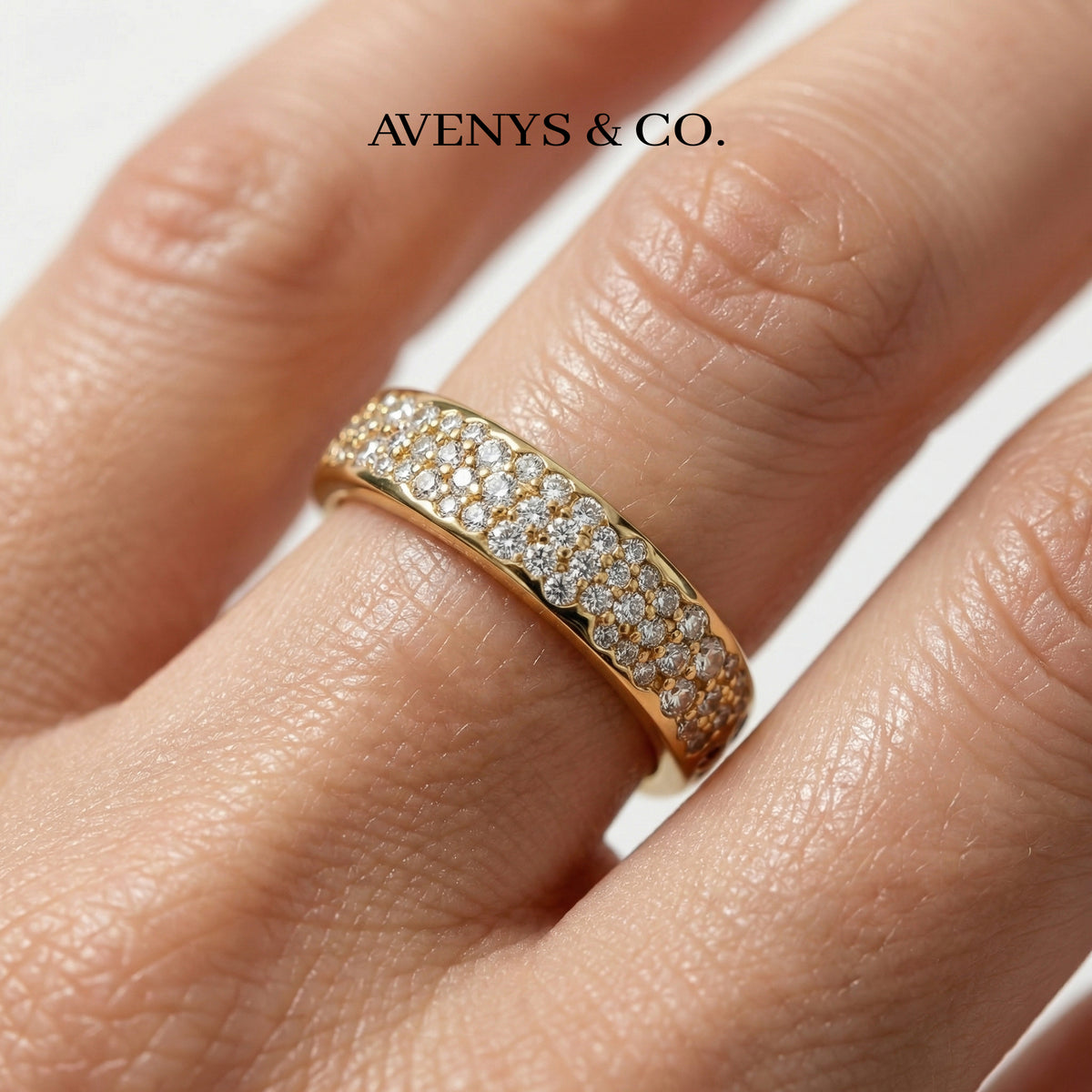 Constellation Classic Ring with White Round Stone – on Yellow Gold