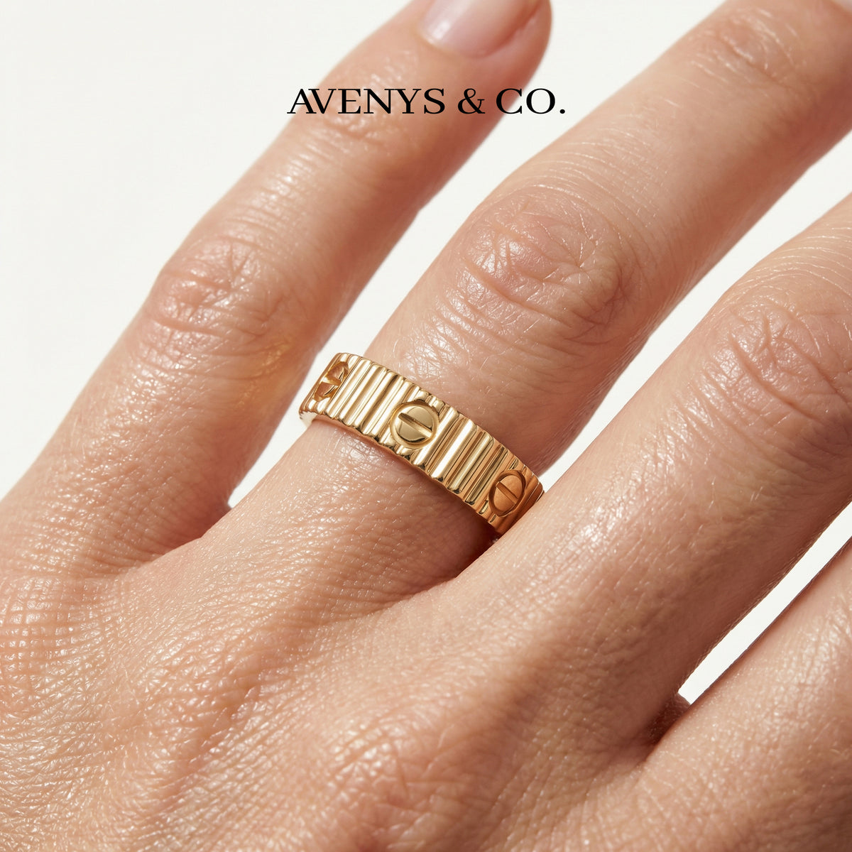 Loop Classic Ring – on Yellow Gold
