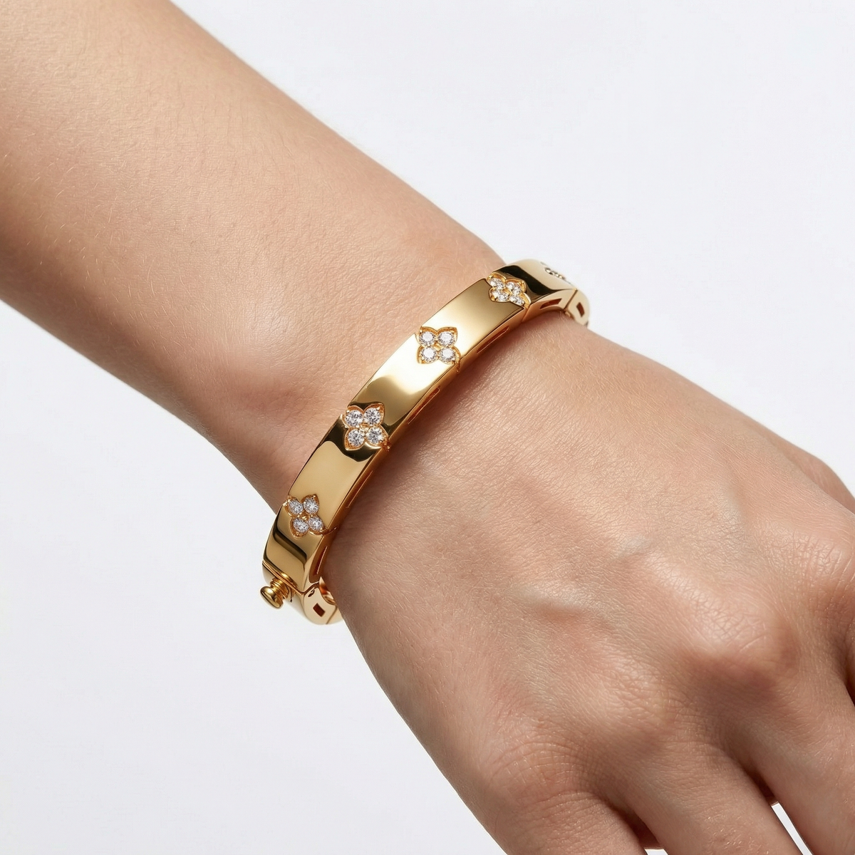 Quatrefoil Bangle with White Round Stone – on Yellow Gold