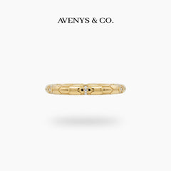 Dune Ring with White Round Stone – on Yellow Gold