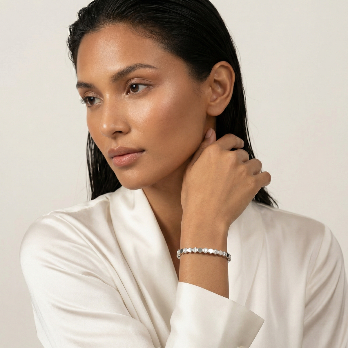 Honeycomb Bracelet with White Round Stone – on White Gold