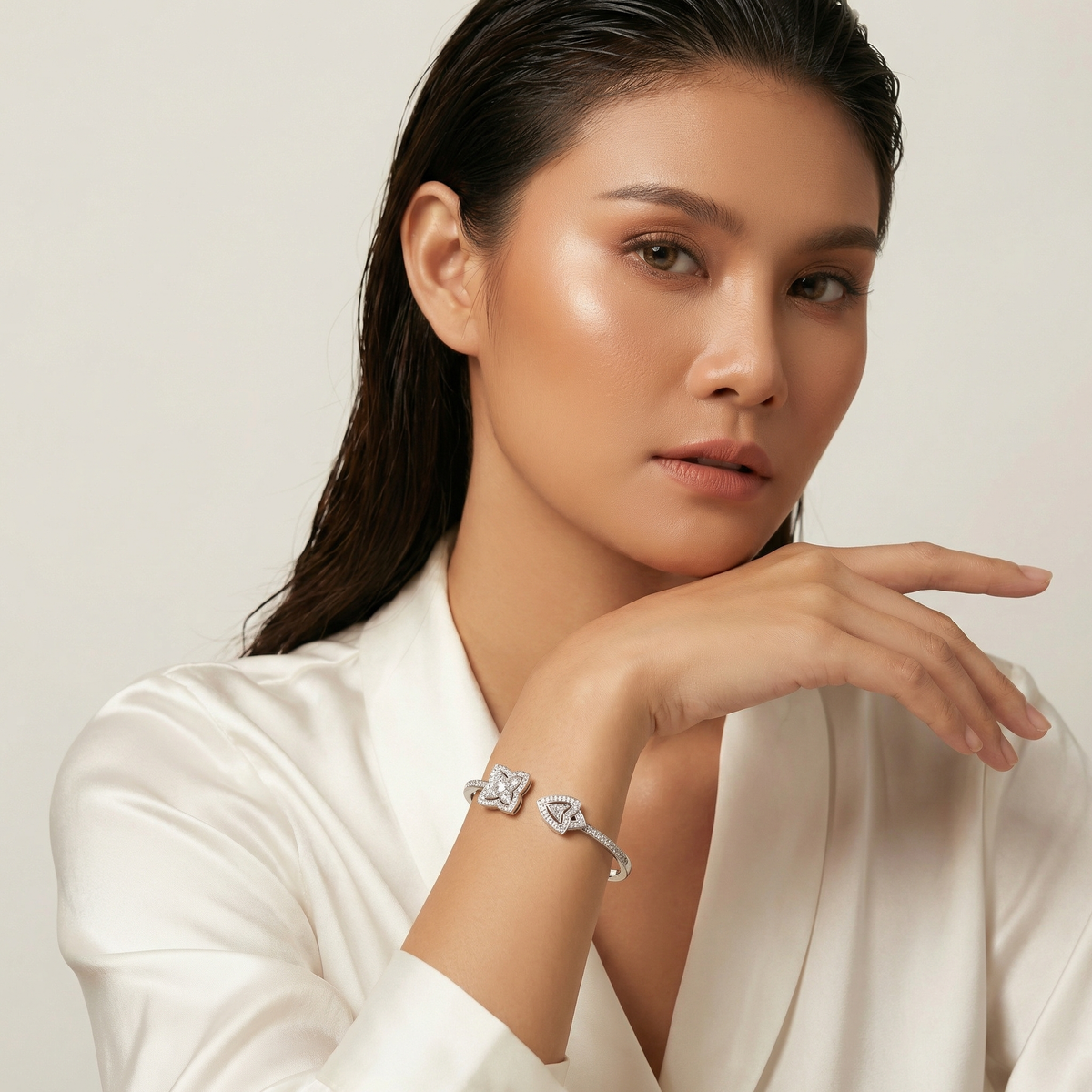 Lotus Bangle with White Round Stone – on White Gold