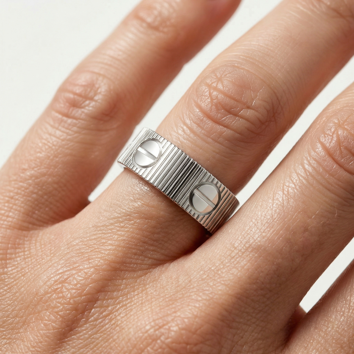 Loop Classic Ring – on White Gold