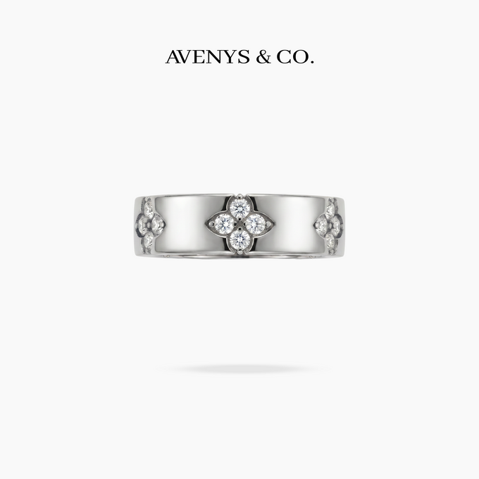 Quatrefoil Ring with White Round Stone on White Gold – front view